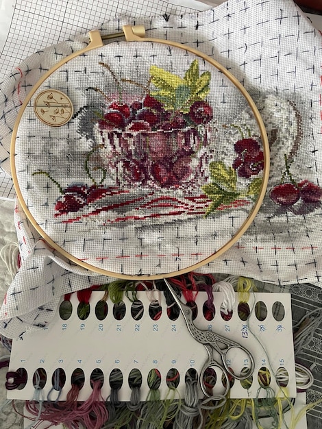 haft roślinny na lnianej tkaninie